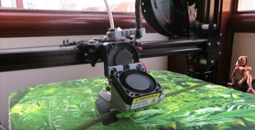 Một mẫu bàn in được phủ lớp vải sợi tự nhiên