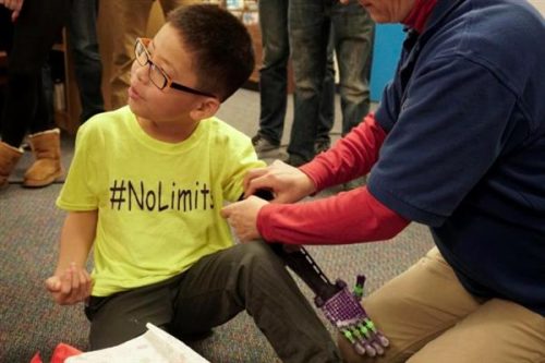 Niềm vui từ những chiếc tay giả 3D